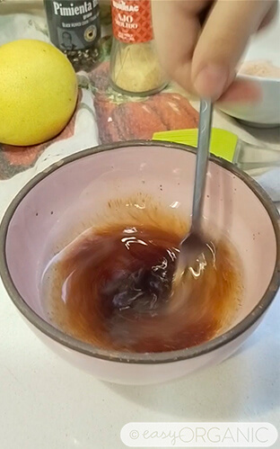 mezclando los ingredientes de la salsa