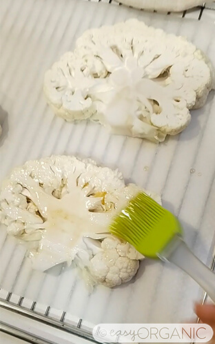 pintando los filetes de coliflor