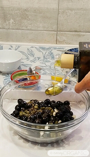 Añadiendo el aceite de oliva virgen extra