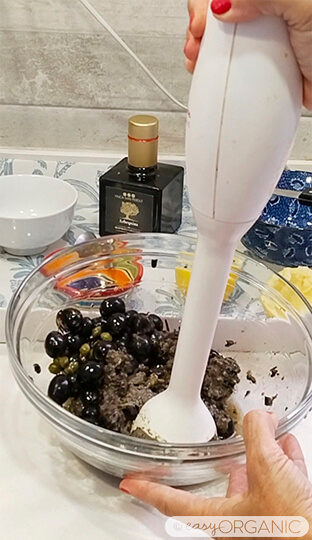 Haciendo la tapenade mezlcando y triturando todos los ingredientes