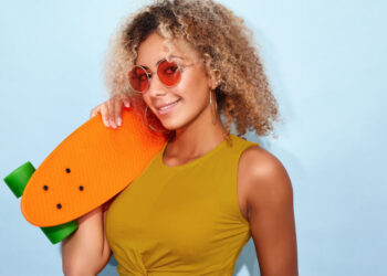 Mujer con rizos en verano