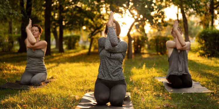 Mujer practicando yoga y pilates