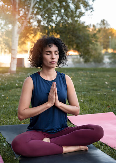 Mujer practicando yoga