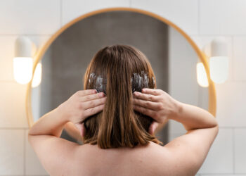 Mujer aplicando pre champú