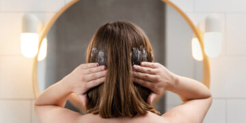 Mujer aplicando pre champú