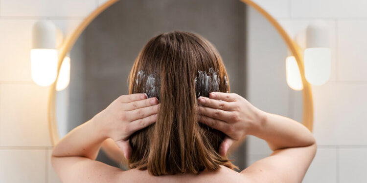 Mujer aplicando pre champú