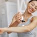 Mujer aplicándose un aftersun ecológico
